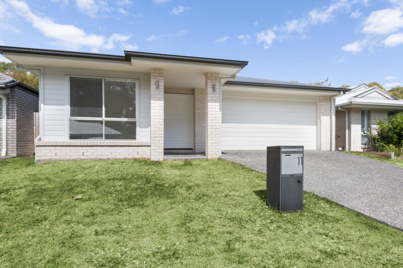 11 Creek Place, Park Ridge, QLD 4125
