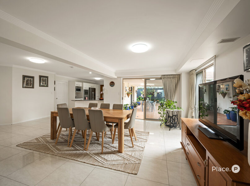 8 Windsor Place, Carindale, QLD 4152
