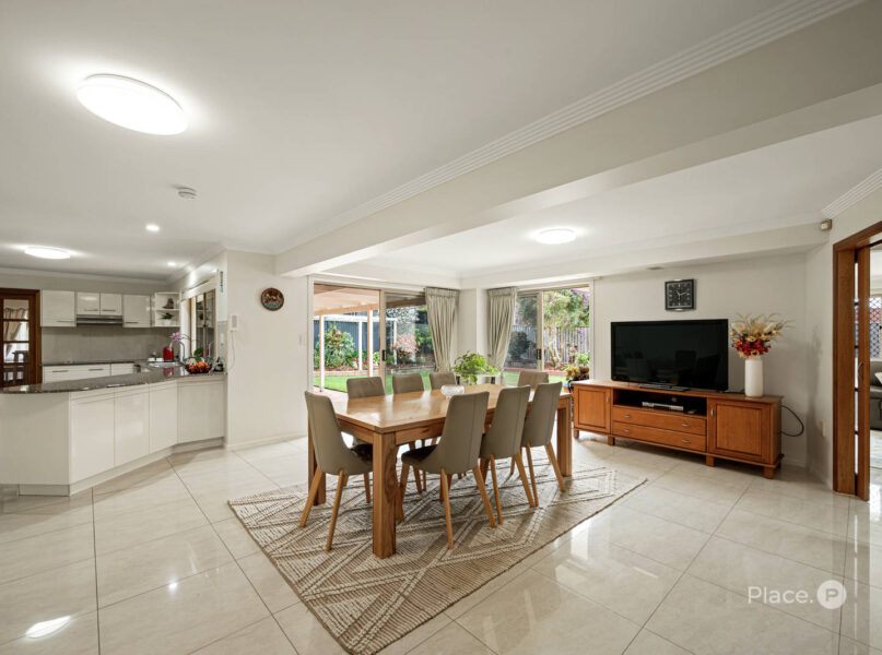 8 Windsor Place, Carindale, QLD 4152