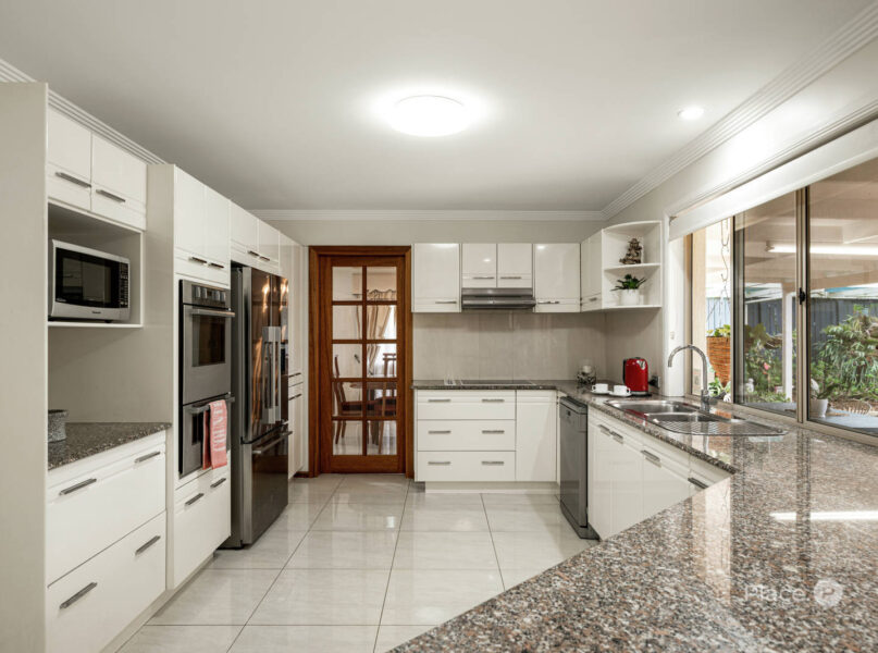 8 Windsor Place, Carindale, QLD 4152