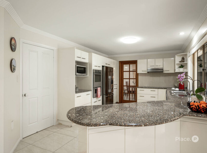 8 Windsor Place, Carindale, QLD 4152