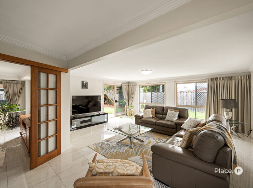8 Windsor Place, Carindale, QLD 4152