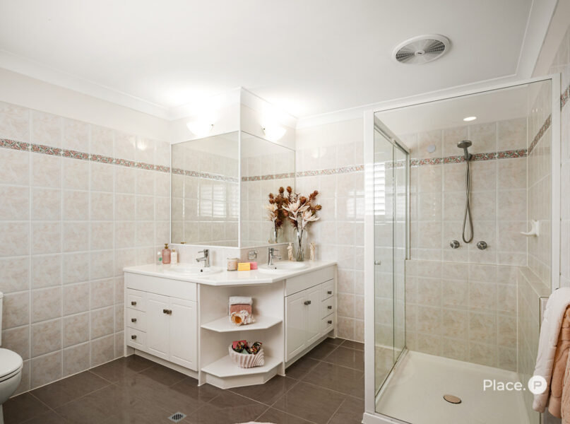 8 Windsor Place, Carindale, QLD 4152