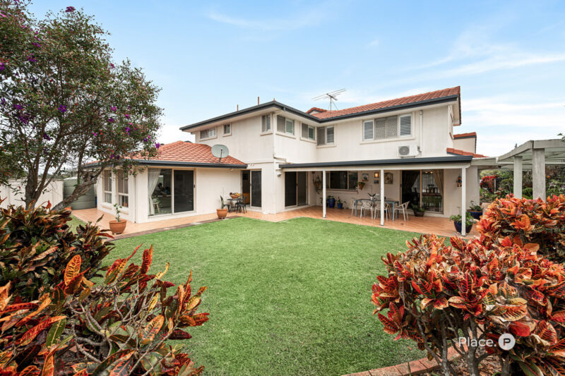 8 Windsor Place, Carindale, QLD 4152